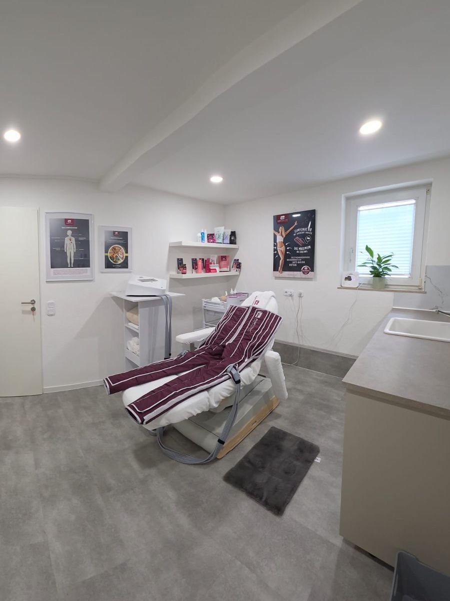 Behandlungsraum mit Presotherapie-Liege